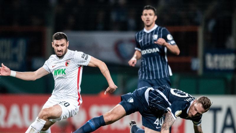 Augsburgs Daniel Caligiuri (l) im Zweikampf mit Bochums Sebastian Polter.