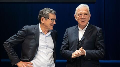 Reinhold Geilsdörfer (l), Geschäftsführer der Dieter Schwarz Stiftung, und Harry Mergel, Oberbürgermeister der Stadt Heilbronn, nehmen an einer Pressekonferenz zur Vorstellung des Gewinnerentwurfs für einen KI-Park teil.