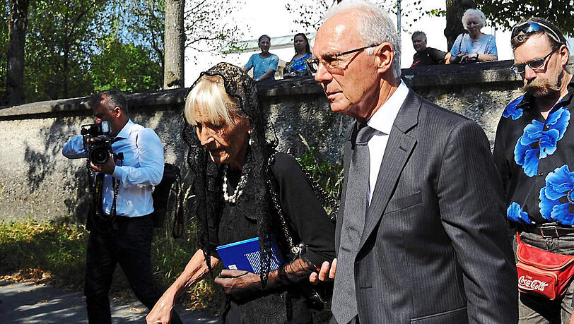 Der schwerste Gang: 2015 müssen Franz Beckenbauer und seine Ex-Frau Brigitte ihren Sohn Stephan († 46) zu Grabe tragen. Der schwerste Gang: 2015 müssen Franz Beckenbauer und seine Ex-Frau Brigitte ihren Sohn Stephan († 46) zu Grabe tragen.