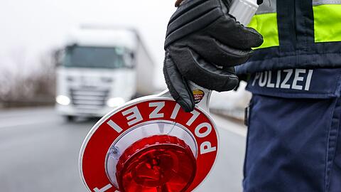 Die Polizei zieht den Lastwagen aus dem Verkehr. (Symbolbild)