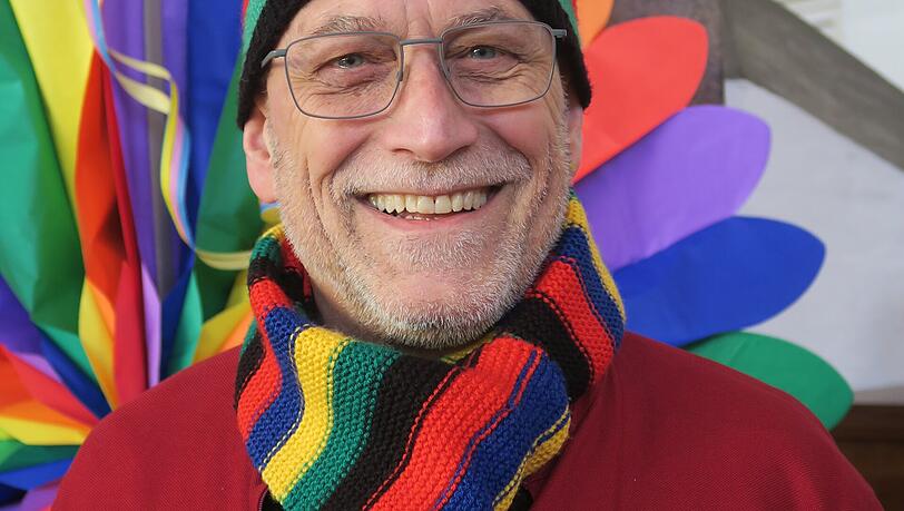 IT-Berater Bernd Gebert (66) ist von Pfarrer Schießler und seiner Art, Messen zu gestalten, begeistert. "Lustigkeit gehört zum Leben und zur Kirche", sagt er. IT-Berater Bernd Gebert (66) ist von Pfarrer Schießler und seiner Art, Messen zu gestalten, begeistert. "Lustigkeit gehört zum Leben und zur Kirche", sagt er.