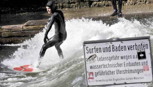 So sah's vorher aus: Surfen verboten! Die berühmte Welle am Eisbach im Englischen Garten. So sah's vorher aus: Surfen verboten! Die berühmte Welle am Eisbach im Englischen Garten.