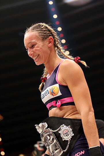 Kam kaum ins Schwitzen im Circus Krone: Kickbox-Weltmeisterin Christine Theiss nach ihrem Sieg gegen Martina Müllerova. Hier gibts die besten Bilder vom Fight zum Durchklicken!