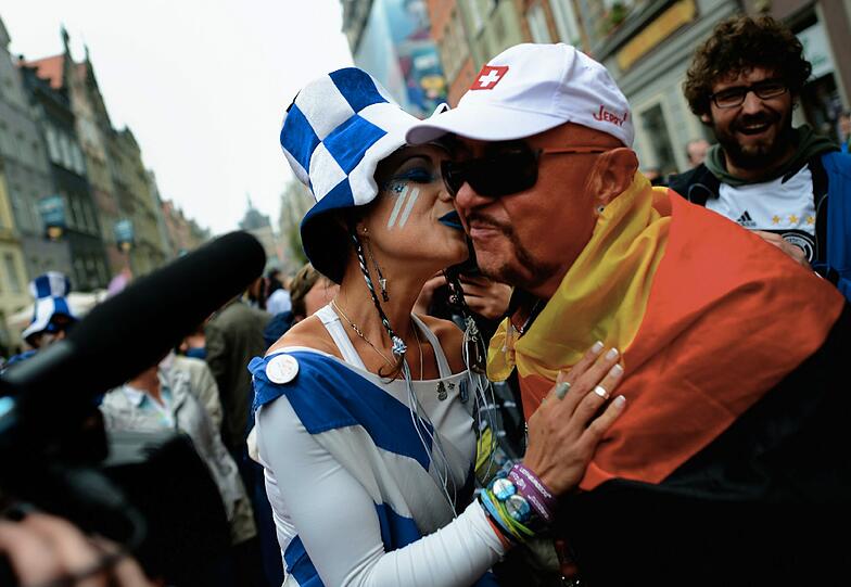 Hier kommen die Fans: Deutsche und griechische Anhänger feiern in Danzig.