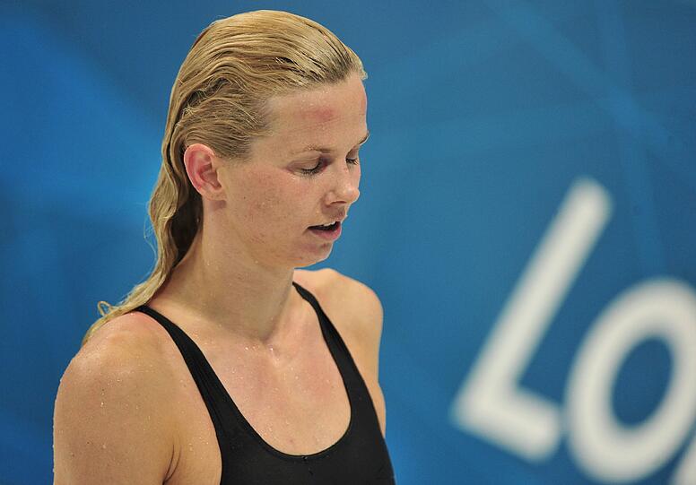Sie wurde zum Sinnbild für das London-Desaster des Deutschen Schwimmverbandes (DSV): Die Olympiasiegerin von 2008 Britta Steffen. Bereits am ersten Tag der Schwimmwettbewerbe war Bundestrainer Warnatzsch stark in die Kritik geraten, da
er Steffen als Startschwimmerin der 4x100 Meter Freistilstaffel die
Devise mit auf den Weg gegeben hatte, nur mit 90 bis 95 Prozent
Kraftaufwand zu schwimmen. Das DSV-Quartett war auf Rang neun im Vorlauf ausgeschieden.