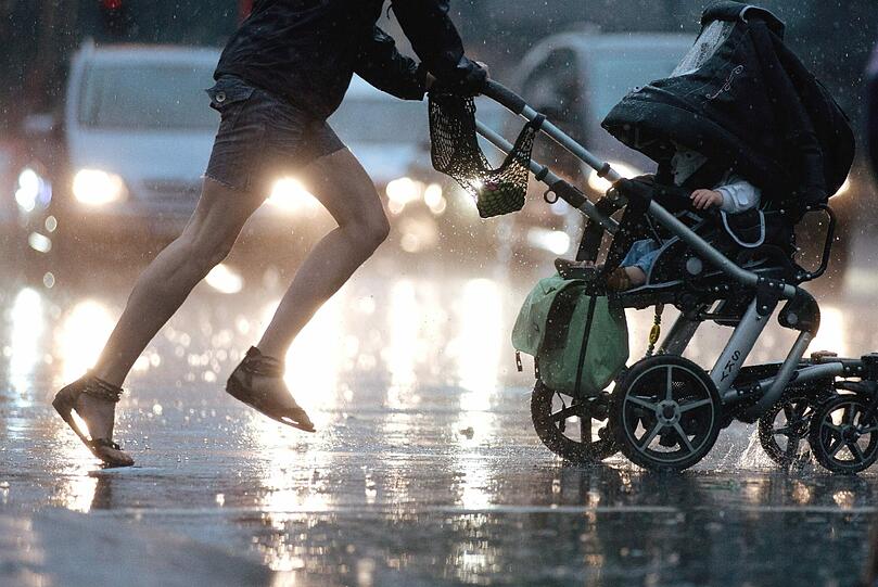 Es bleibt wechselhaft. Hier die Bilder vom Hitze-Gewitter in der Nacht zum Freitag.