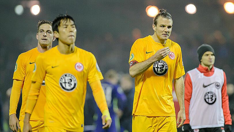 Fassungslos: Die Eintracht-Profis nach der Pleite in Aue.
