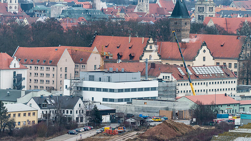 Das Gefängnis in Regensburg (vorne) muss geräumt werden. (Archivbild)