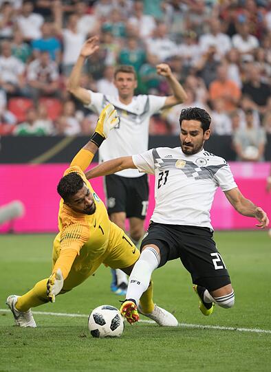 5. Nach der Erdogan-Affäre ausgepfiffen: Ilkay Gündogan im Spiel gegen Saudi-Arabien, hier im Duell mit Torwart Abdullah Al-Muaiouf.