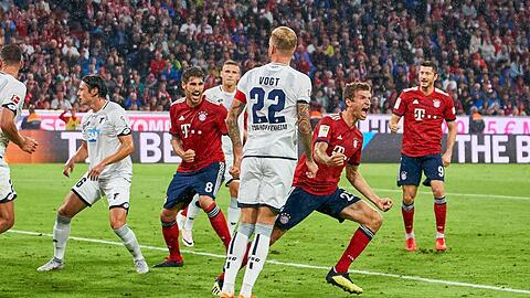 Mit 3:1 gewannen die Bayern um Thomas Müller (Mi.) das Hinspiel in der Allianz Arena gegen 1899 Hoffenheim.