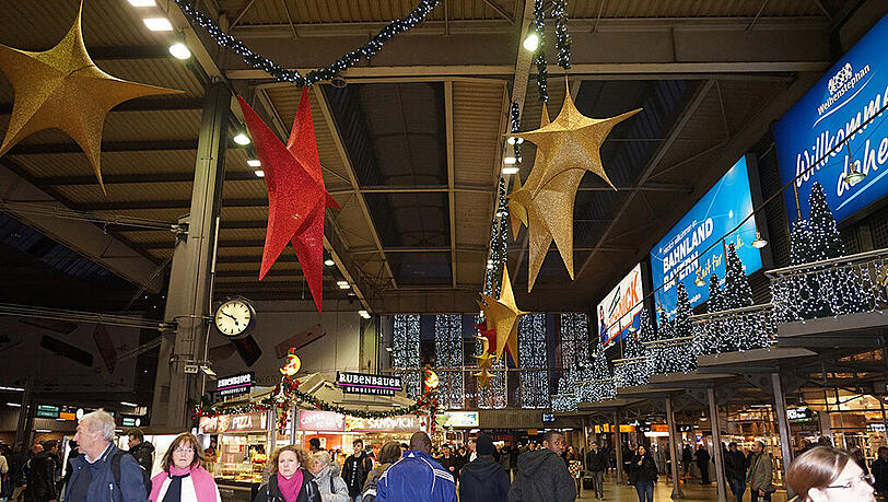 Der Münchner Hauptbahnhof verfügt seit Montag über eine neue Beleuchtungsanlage, die deutlich umweltfreundlicher und energiesparender ist. Der Münchner Hauptbahnhof verfügt seit Montag über eine neue Beleuchtungsanlage, die deutlich umweltfreundlicher und energiesparender ist.