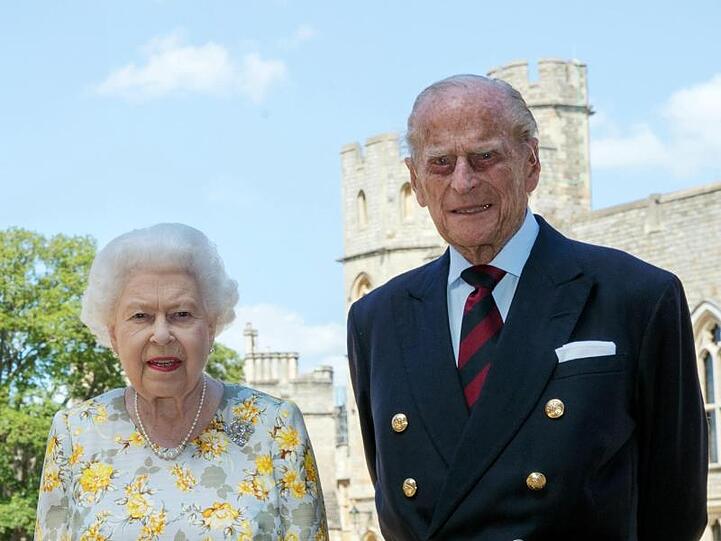 Dieses Foto veröffentlichte der Palast am 99. Geburtstag von Philip am 10. Juni 2020. Es zeigt ihn mit Königin Elizabeth II. vor Schloss Windsor.