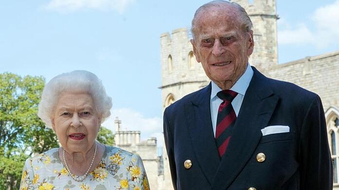 Königin Elizabeth II. und Prinz Philip vor Schloss Windsor.