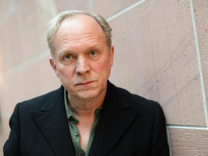 Der Schauspieler Ulrich Tukur zieht in Berlin in eine Wohnung mit Kohleöfen ein.