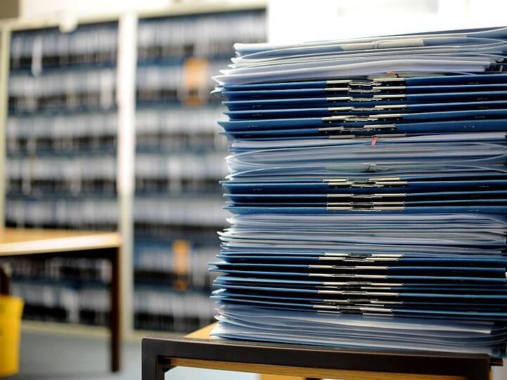 Regale voll mit Akten von Antragstellern stehen im BAMF. Foto: Britta Pedersen/dpa-Zentralbild/dpa/Archivbild