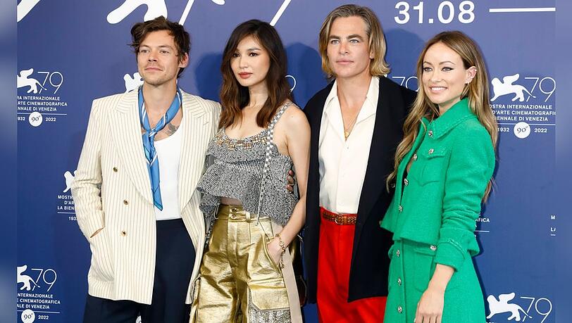 Harry Styles (li.) und Chris Pine (2.v.r.) beim Filmfestival in Venedig.