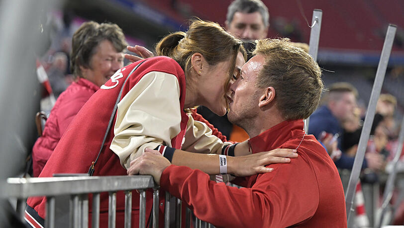 Glück im Spiel - und in der Liebe: Julian Nagelsmann und Freundin Lena Wurzenberger küssen sich.
