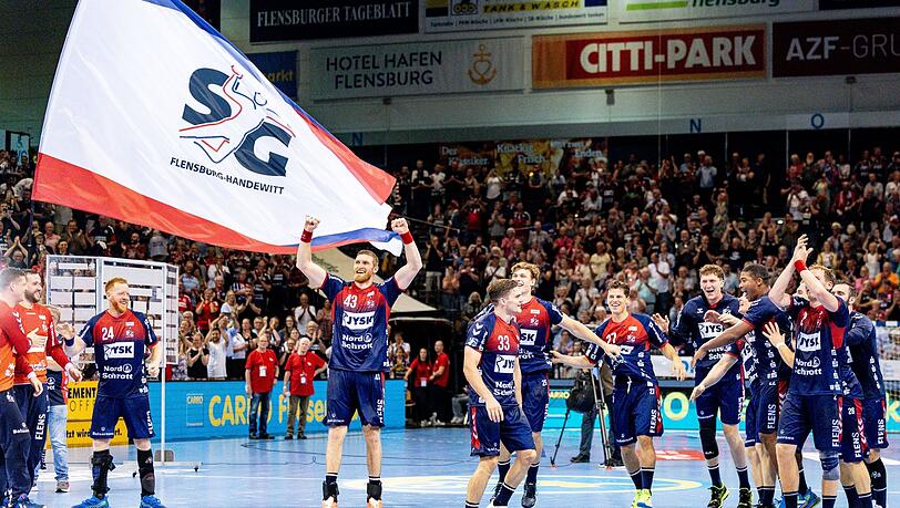 Die Spieler der SG Flensburg-Handewitt feiern den Sieg gegen den THW Kiel.