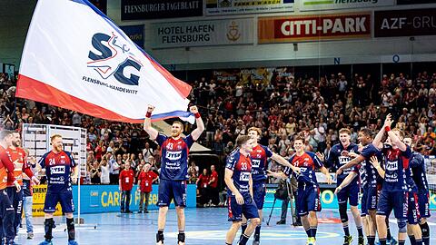 Die Spieler der SG Flensburg-Handewitt feiern den Sieg gegen den THW Kiel.