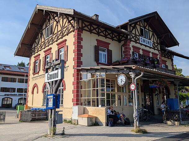 Der Bahnhof in Gmund am Tegernsee. Er bleibt im Besitz der Gemeinde. Der Bahnhof in Gmund am Tegernsee. Er bleibt im Besitz der Gemeinde.