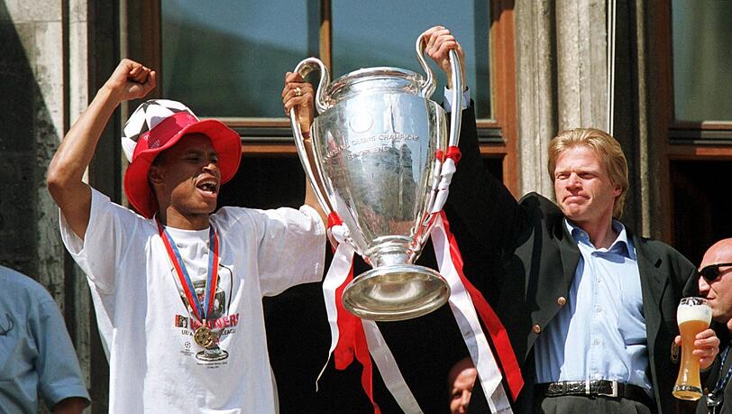 Rund zehn Wochen nach Beckenbauers Wutrede: Paulo Sergio (l.) und Oliver Kahn zeigen den Henkelpott auf dem Rathausbalkon.