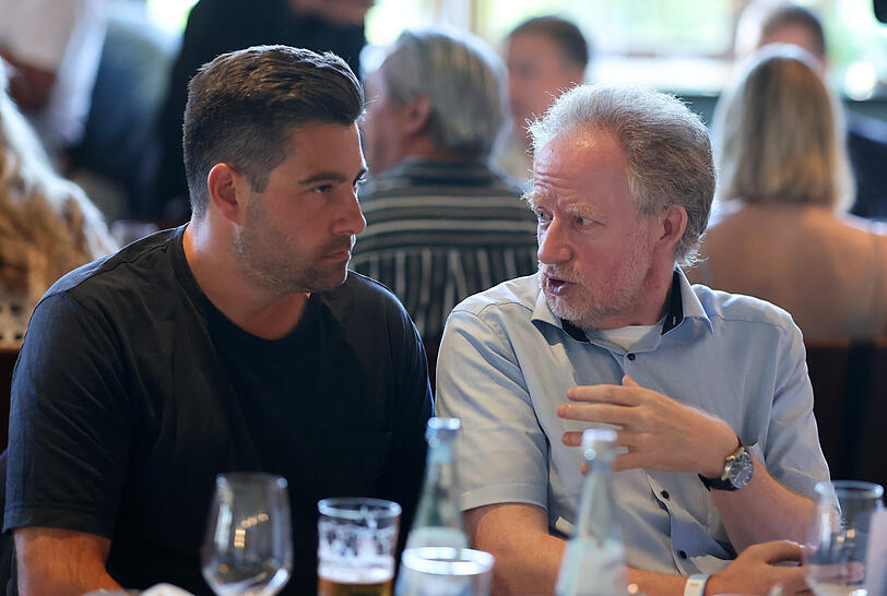 Der Aufsichtsratvorsitzende Herbert Bergmaier (r.) im Gespräch mit Verwaltungsrat Sebastian Seeböck. Der Aufsichtsratvorsitzende Herbert Bergmaier (r.) im Gespräch mit Verwaltungsrat Sebastian Seeböck.