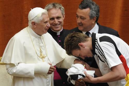 Papst Benedikt XVI. erteilt Schwimm-Star Paul Biedermann eine Audienz.