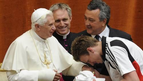 Papst Benedikt XVI. erteilt Schwimm-Star Paul Biedermann eine Audienz.