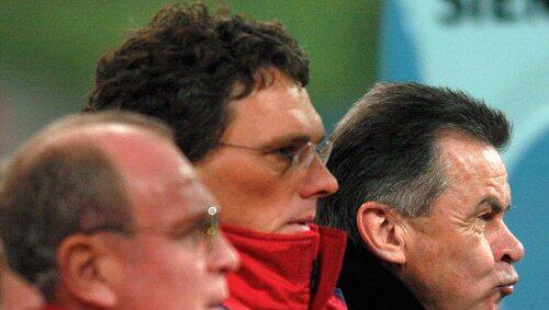 Michael Henke (M.) auf der Betreuerbank des FC Bayern, damals neben Ottmar Hitzfeld und Manager Uli hoeneß. Michael Henke (M.) auf der Betreuerbank des FC Bayern, damals neben Ottmar Hitzfeld und Manager Uli hoeneß.