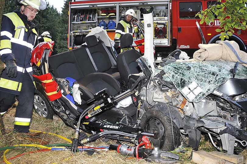 Blechknäuel auf der A 8: Ein Peugeot mit Anhänger kam von der Autobahn ab und prallte gegen einen Baum