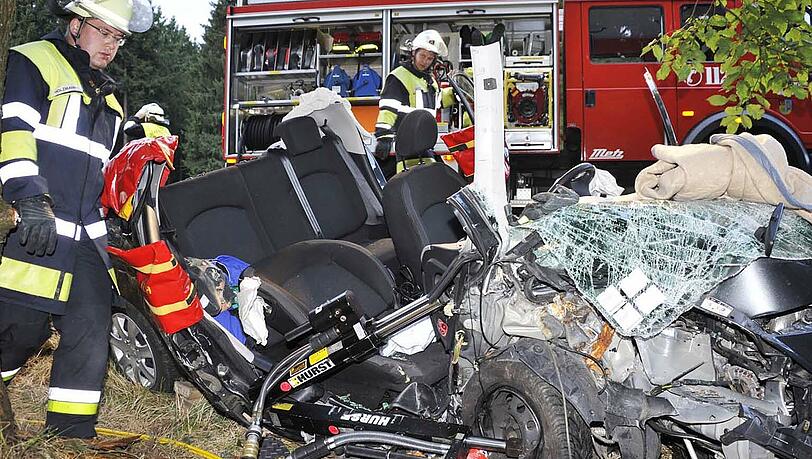 Blechknäuel auf der A 8: Ein Peugeot mit Anhänger kam von der Autobahn ab und prallte gegen einen Baum