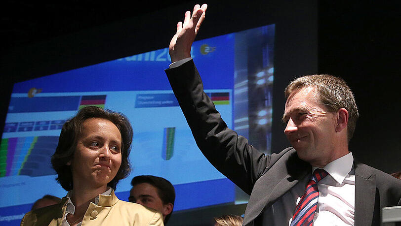 AfD-Spitzenkandidat Bernd Lucke (r) und
AfD-Kandidatin Beatrix von Storch (l)feiern am 25.05.2014 bei der Wahlparty der Alternative für Deutschland zur Europawahl in Berlin AfD-Spitzenkandidat Bernd Lucke (r) und
AfD-Kandidatin Beatrix von Storch (l)feiern am 25.05.2014 bei der Wahlparty der Alternative für Deutschland zur Europawahl in Berlin