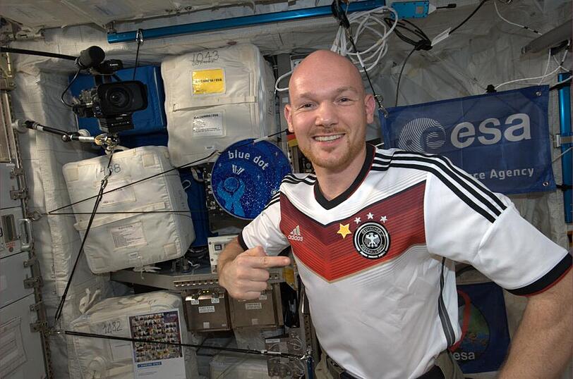 Grüße aus dem All. Unser deutscher Astronaut Alexander Gerst auf der ISS feiert mit dem DFB-Team.