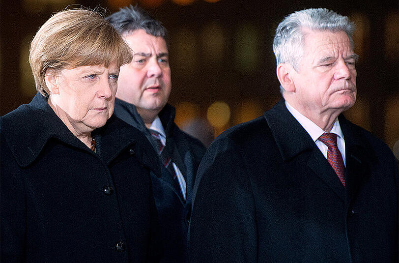 Bundeskanzlerin Angela Merkel, SPD-Chef Sigmar Gabriel und Bundespräsident Joachim Gauck nehmen Anteil bei der Mahnwache in Berlin.