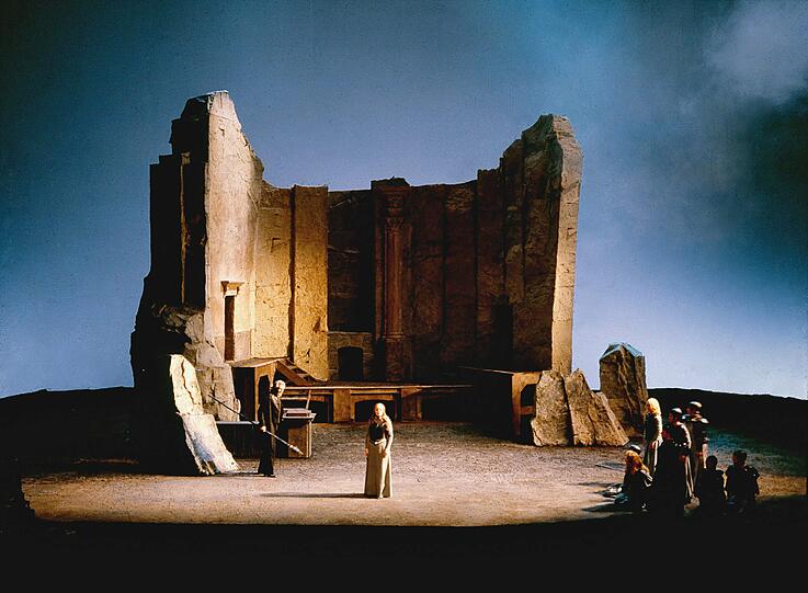 "Die Walküre", 3. Aufzug 1979, die Walküren am Walkürenfelsen. Wotan (Donald McIntyre) verstößt Brünnhilde (Gwyneth Jones), weil sie seinen Befehl missachtet und Siegmund geschützt hat.