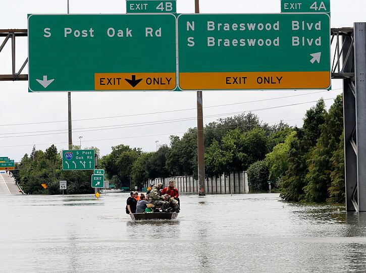 Einwohner werden in Houston mit einem Boot aus ihren überschwemmten Häusern gerettet.