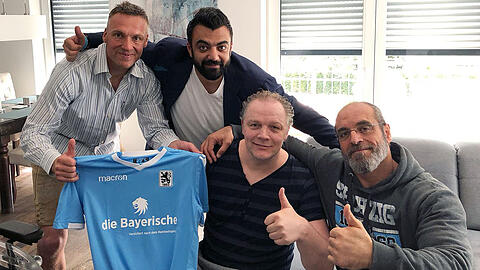 Der ehemalige Löwen-Torhüter Michael Hofmann (l.), Investoren-Bruder Yahya Ismaik (2.v.l.), und Ex-Geschäftsführer Anthony Power (r.) besuchten dem ehemaligen Löwen-Stürmer Olaf Bodden.