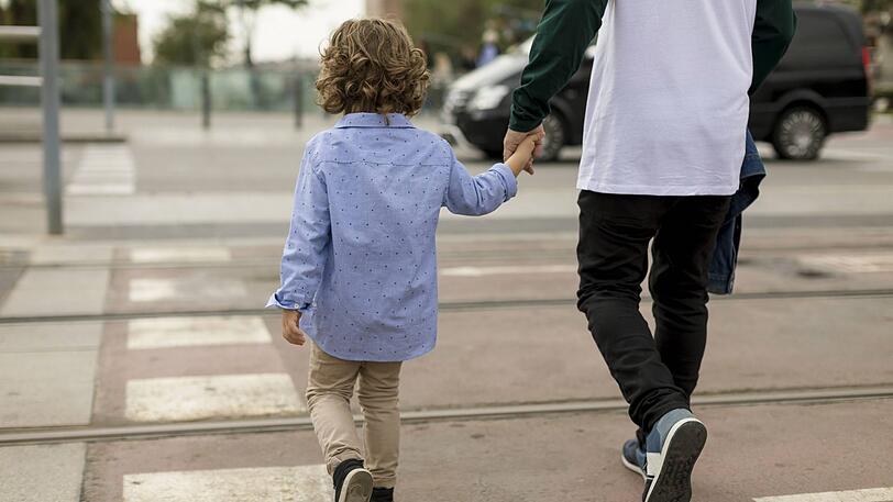 Vater und Sohn wollten die Trambahn erwischen. (Symbolbild)