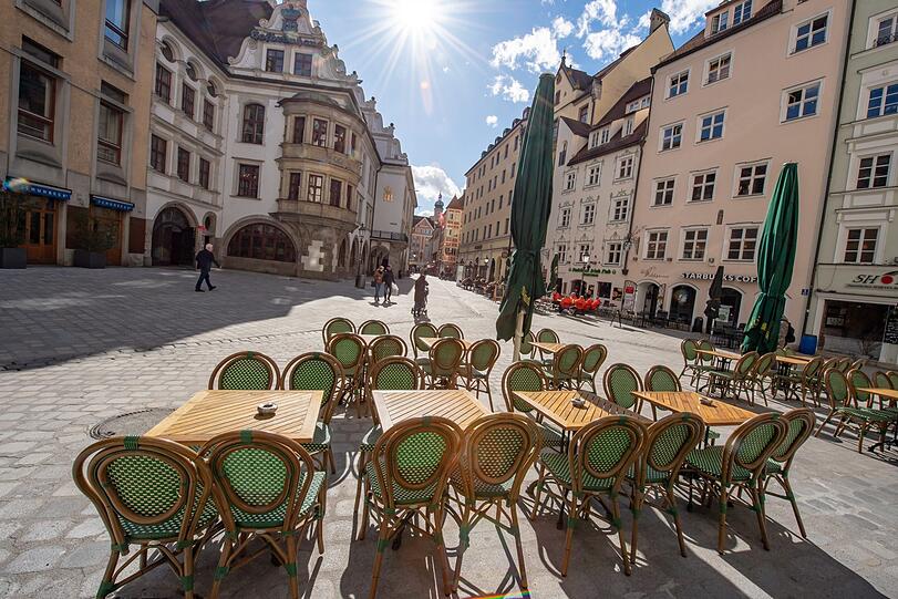Leere Stühle eines Cafés vor dem Hofbräuhaus.