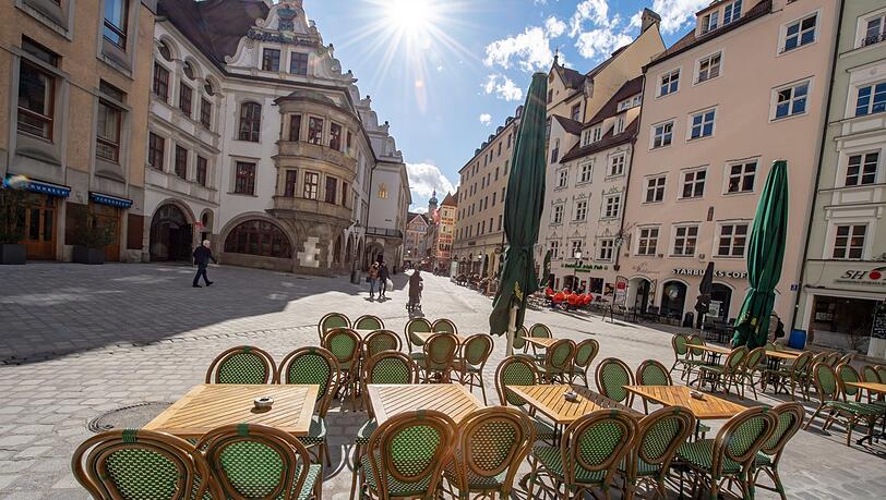 Leere Stühle eines Cafés vor dem Hofbräuhaus. Leere Stühle eines Cafés vor dem Hofbräuhaus.