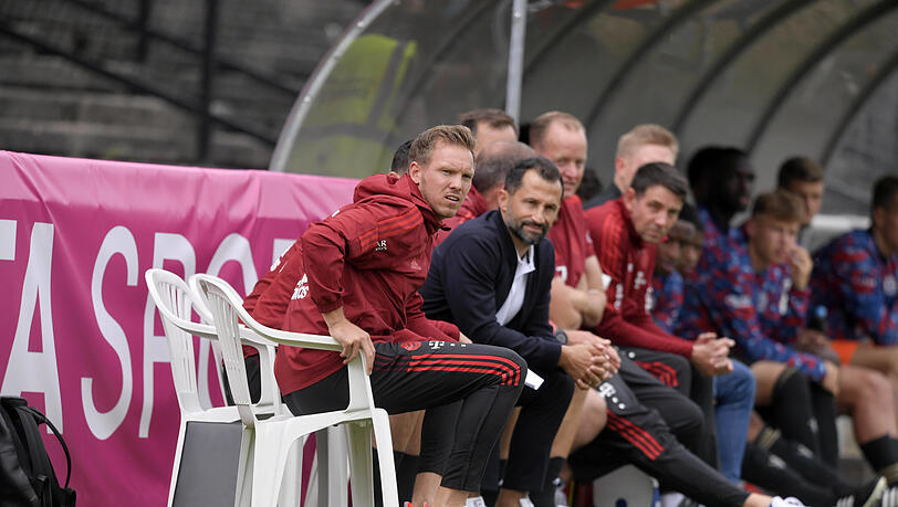 Legen sie auf dem Transfermarkt noch mal nach? Bayern-Sportvorstand Hasan Salihamidzic (2.v.l.) und Coach Julian Nagelsmann (l.). Legen sie auf dem Transfermarkt noch mal nach? Bayern-Sportvorstand Hasan Salihamidzic (2.v.l.) und Coach Julian Nagelsmann (l.).