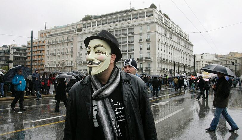 Rund
200 rechtsorientierte Demonstranten versuchten, den Eingang des
Parlaments zu erreichen.