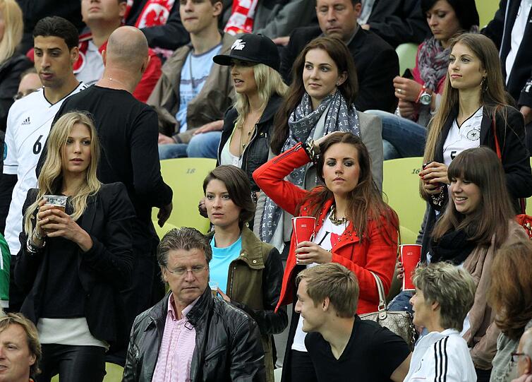 Die EM der Spielerfrauen: So schön sind Lena, Sarah, Cathy und Co.