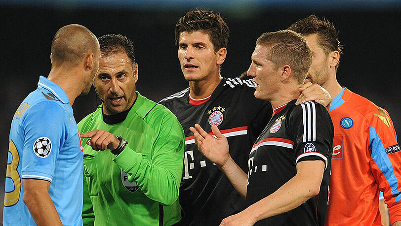 Olegario Benquerenca kenn keinen Spaß: Im Oktober 2011 verwarnte er im Spiel der Bayern gegen Neapel neun Spieler. Olegario Benquerenca kenn keinen Spaß: Im Oktober 2011 verwarnte er im Spiel der Bayern gegen Neapel neun Spieler.