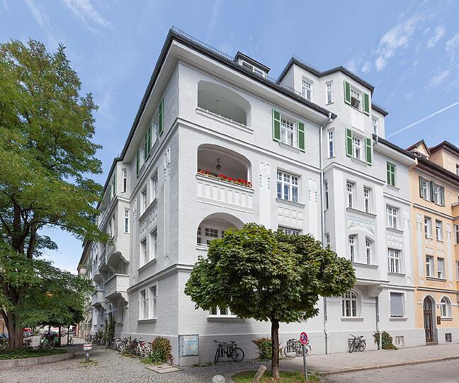 Johann-von-Werth-Straße 5 in Neuhausen: Die Fassadenkommission lobte das reichhaltige Jugendstil-Dekor und die ergänzten Fensterläden.
