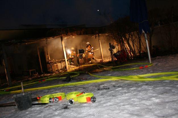 Ein Großbrand zerstörte in der Nacht zum Donnerstag große Teile eines Kindergartens.