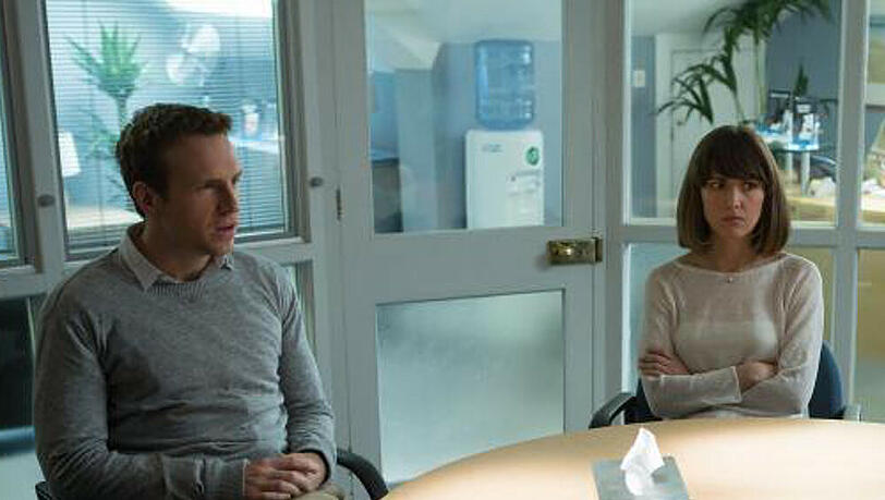 Nat (Rose Byrne) und Josh (Rafe Spall) kann auch keine Paartherapie mehr helfen, denn: "Das hält kein Jahr ...!" Nat (Rose Byrne) und Josh (Rafe Spall) kann auch keine Paartherapie mehr helfen, denn: "Das hält kein Jahr ...!"