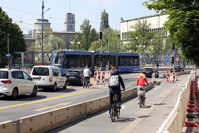 Baustelle Ludwigsbrücke: Da sieht man mal, was hier so alles auf der Brücke unterwegs ist.