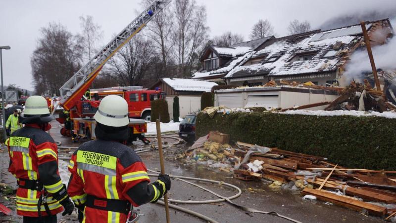 Feuerwehrleute stehen vor dem zerstörten Reihenhaus in Donzdorf. Feuerwehrleute stehen vor dem zerstörten Reihenhaus in Donzdorf.