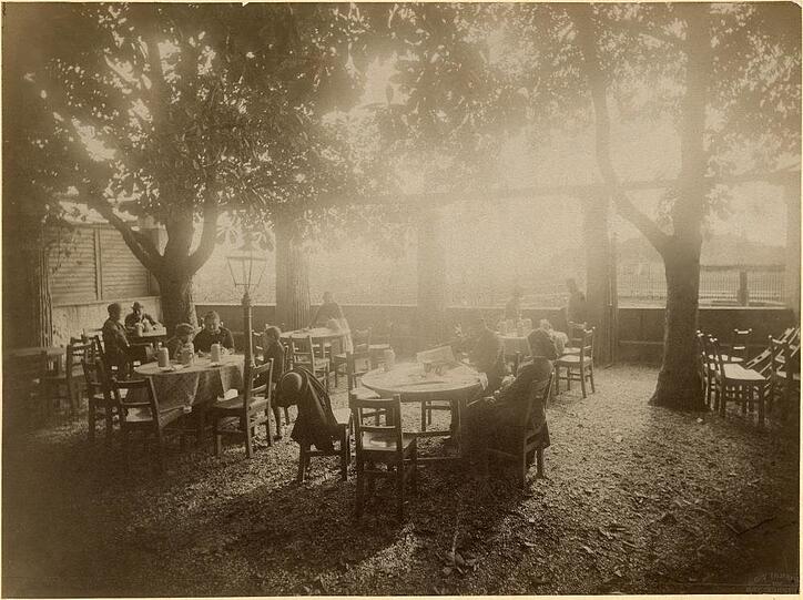 Wie das Sonnenlicht so schön hineinscheint, 1888, in den Hirschbräukeller an der Zollstraße, Ecke Bayerstraße nahe der Gleise. Drei Jahre zuvor hatte Georg Pschorr ihn übernommen, er lag praktisch neben seiner eigenen Brauerei.